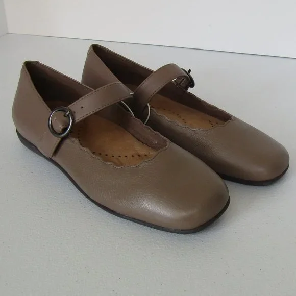 Trotters Sugar Leather Flat Shoe - Picture 3 of 8